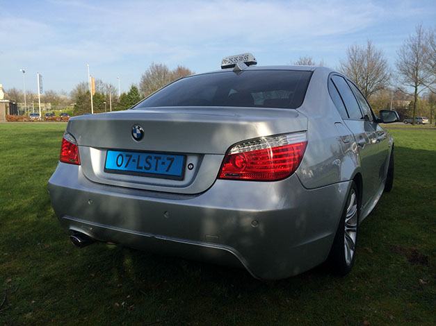Een back foto van de E60 520d uit 2010 van Taxi Josse Assen.