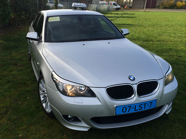 Een front foto van de E60 520d uit 2010 van Taxi Josse Assen.