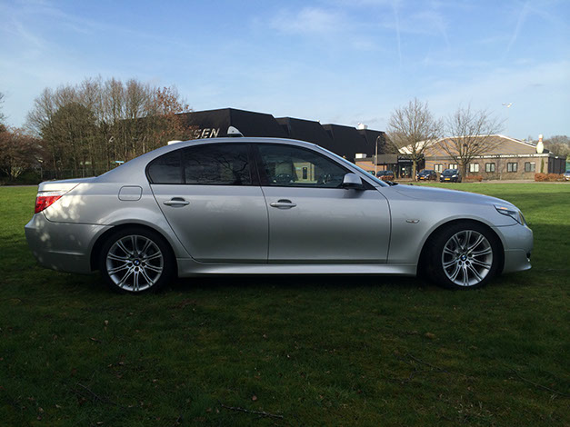 Een side foto van de E60 520d uit 2010 van Taxi Josse Assen.