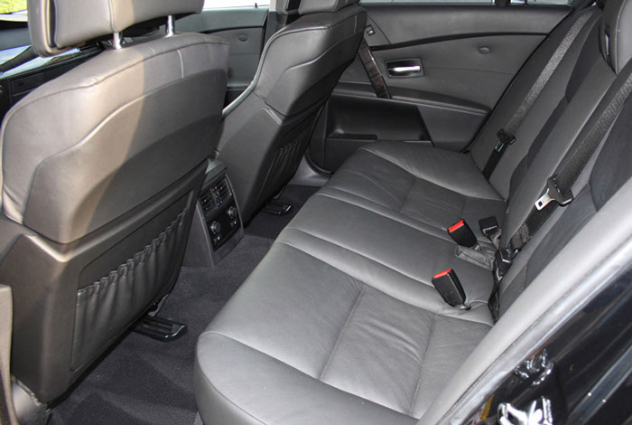 Een interieur foto van de E60 520d uit 2010 van Taxi Josse Assen.