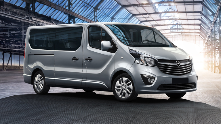 Een foto van een nieuwe Opel Vivaro Combi bus in de kleur zilvergrijs van Taxi Josse Assen.